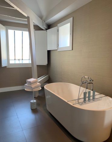 Vrijstaand bad in badkamer